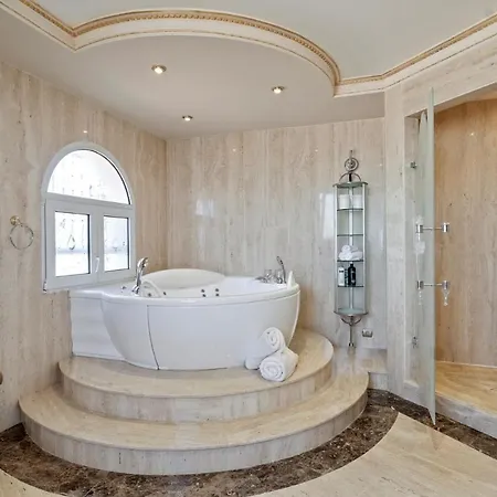 Luxury Villa Bellagio 1-3 Rooms Rented To Adults Only *