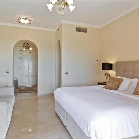 Luxury Villa Bellagio 1-3 Rooms Rented To Adults Only فندق مبيت وإفطار